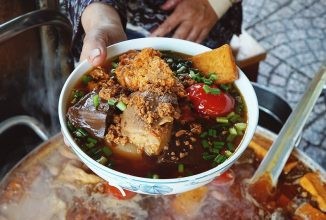 Nước dùng là “linh hồn” tạo nên món bún riêu ngon Hà Nội
