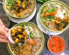 Bún riêu với nước dùng chua và cay tê nhẹ