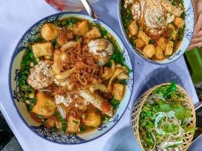 Quán bún riêu chất lượng, đầy đủ topping