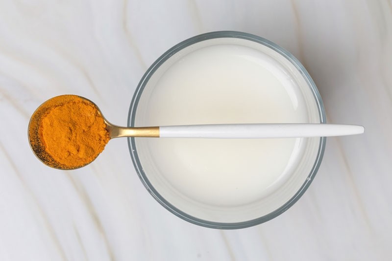 Cách làm trắng da bằng phụ nữ sau sinh bằng nghệ tươi và sữa