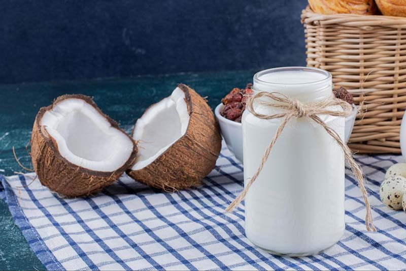 Chăm sóc da mặt bằng dầu dừa và sữa chua không đường sẽ giúp cấp ẩm cho da, làm da mềm, mịn hơn