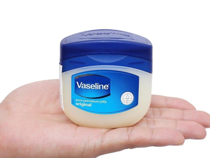 Sáp dưỡng ẩm Vaseline là sản phẩm chăm sóc da quen thuộc