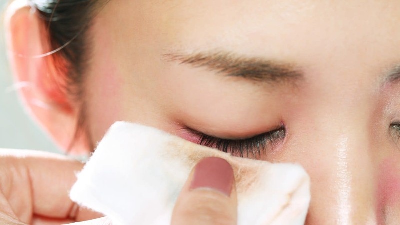 Tẩy trang mắt sạch sẽ là bước quan trọng trước khi dưỡng mi bằng Vaseline