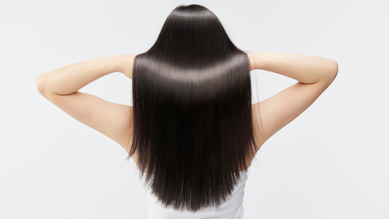 Người phụ nữ đang ủ tóc với dầu dừa