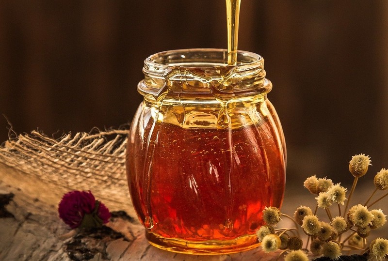 Sử dụng mật ong kết hợp với nước gạo để làm trắng da