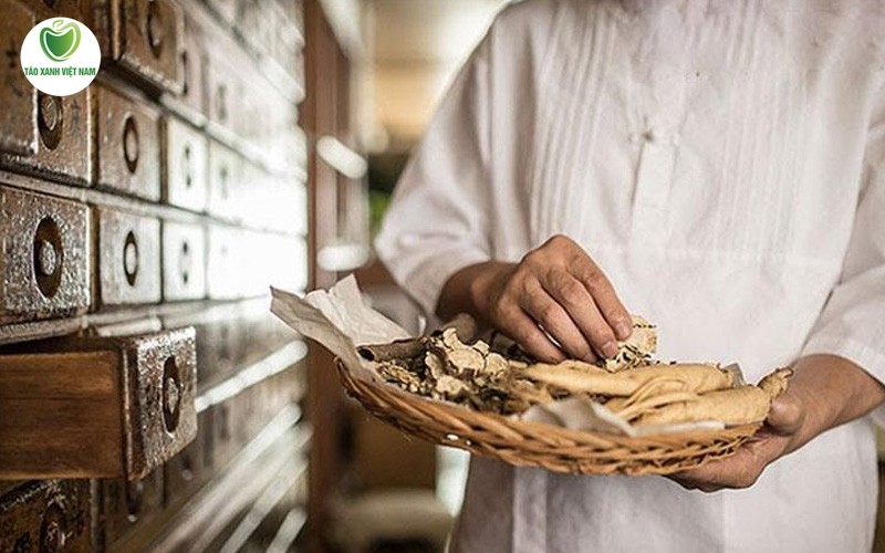Tham khảo ý kiến bác sĩ hoặc lương y trước khi sử dụng củ cát lồi chữa bệnh phụ khoa