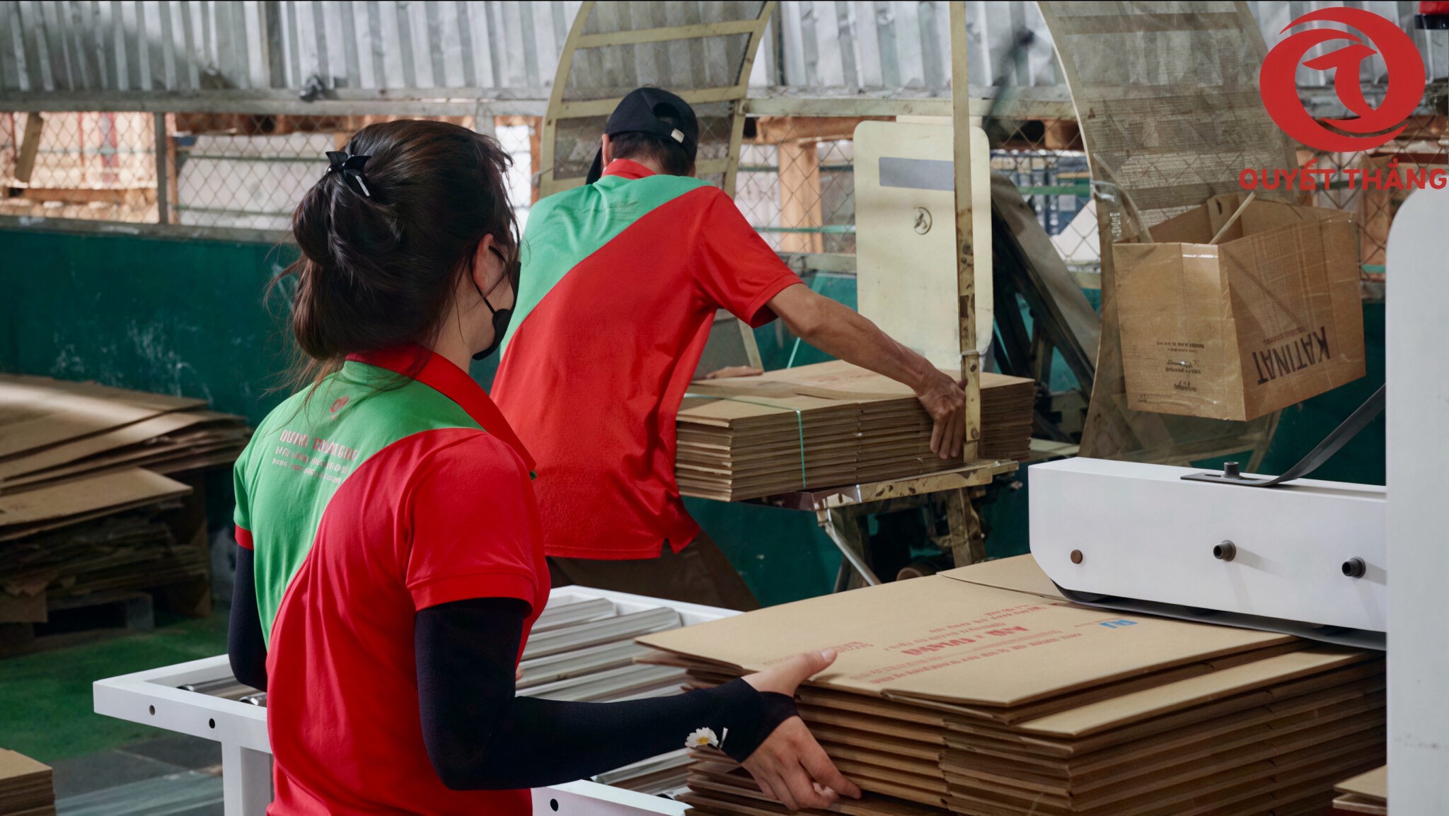 Công nhân vận hành sản xuất thùng carton tại nhà máy Quyết Thắng Box