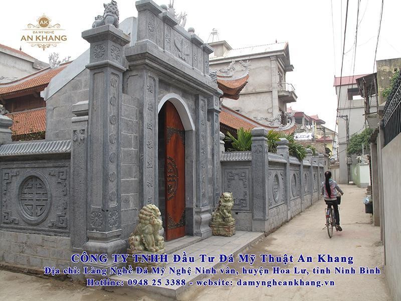 Cổng và tường bao bằng đá trong nhà thờ