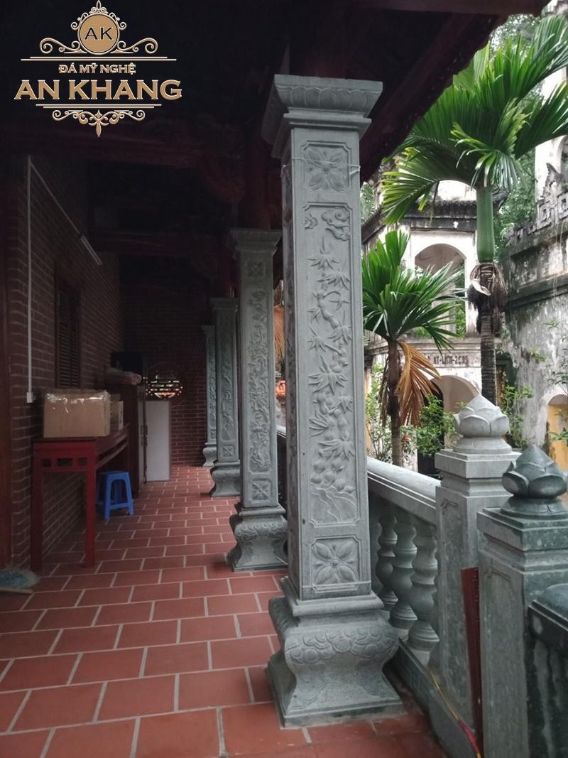 Cột đá trong nhà thờ làm nhiệm vụ trống đỡ cho phần mái hiên