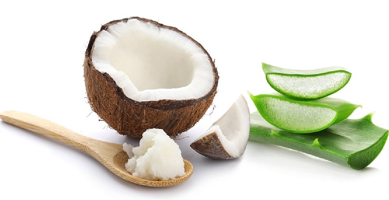 Dùng dầu dừa và nha đam sẽ giúp loại bỏ bụi bẩn, dầu thừa, tế bào da chết trên da, cho da sạch và thông thoáng hơn