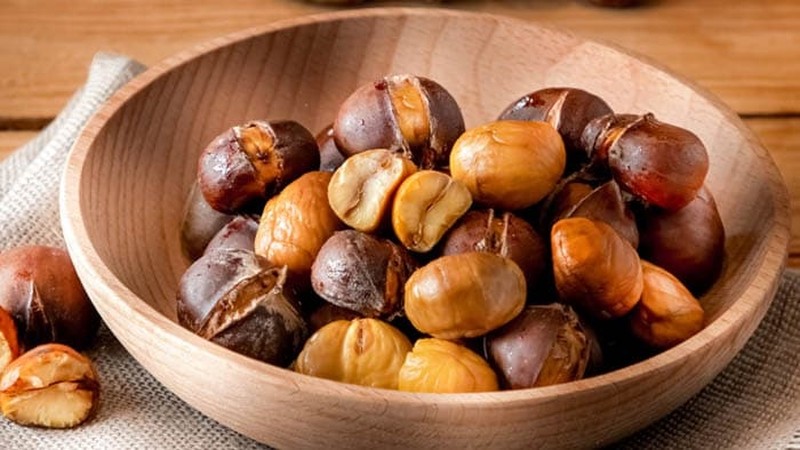 Nhiều hạt dẻ được bày trên một mặt phẳng, sẵn sàng để chế biến