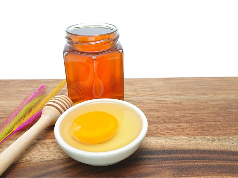 Trứng gà và mật ong là những nguyên liệu hoàn hảo cho làn da sáng ngời