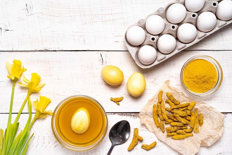 Cách làm trắng da sau sinh bằng nghệ và trứng gà