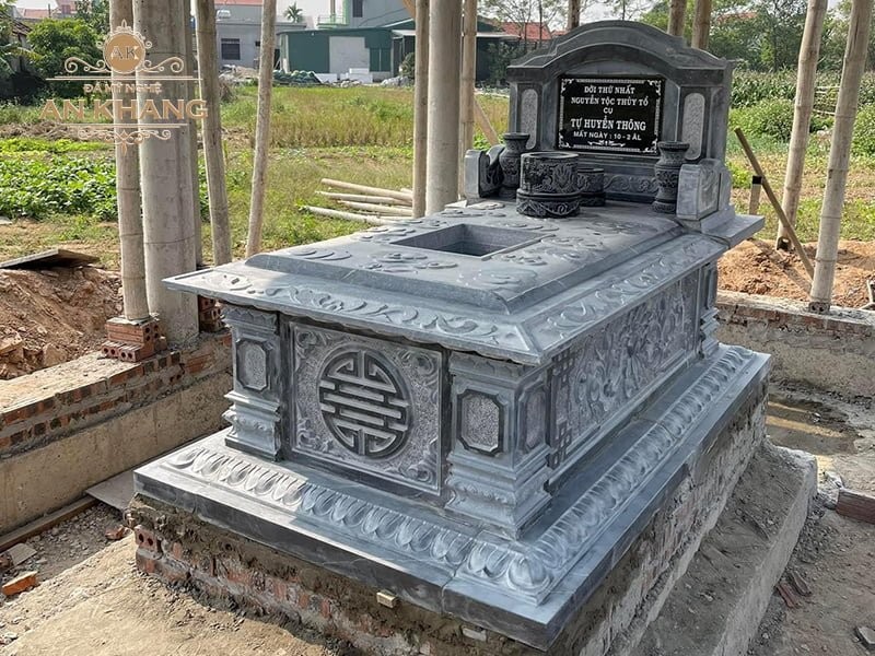 Mộ bành đặt trong nhà mồ miền Tây