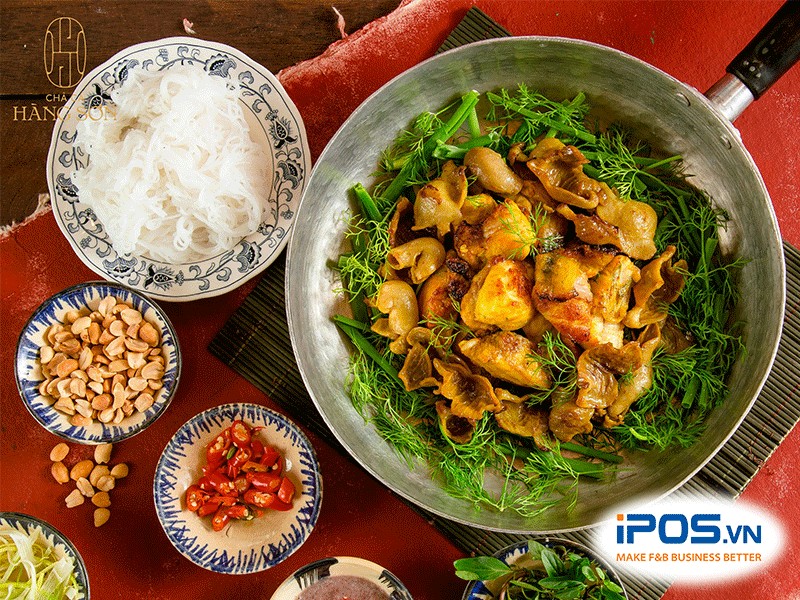 Chả cá Hàng Sơn với không gian tông đỏ đặc trưng, nhiều thực khách đang dùng bữa
