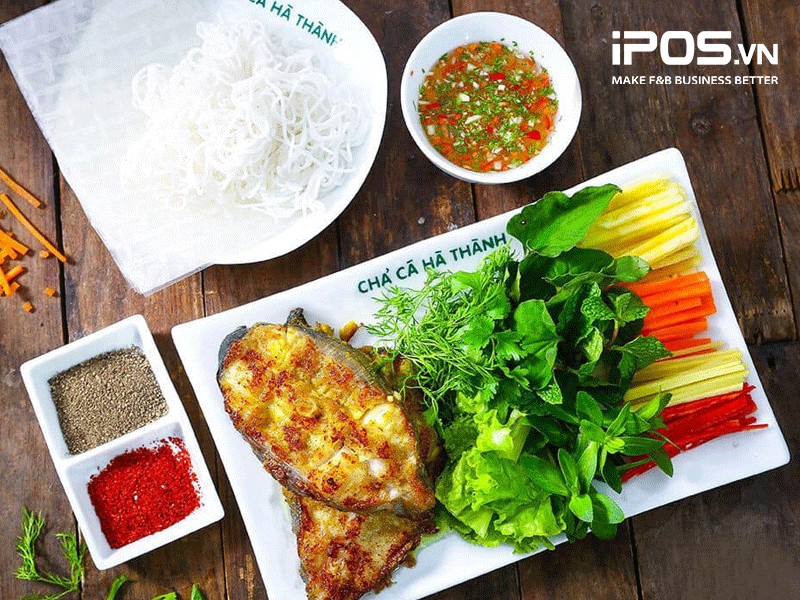 Một suất chả cá lăng trên chảo nóng hổi cùng các loại rau thơm