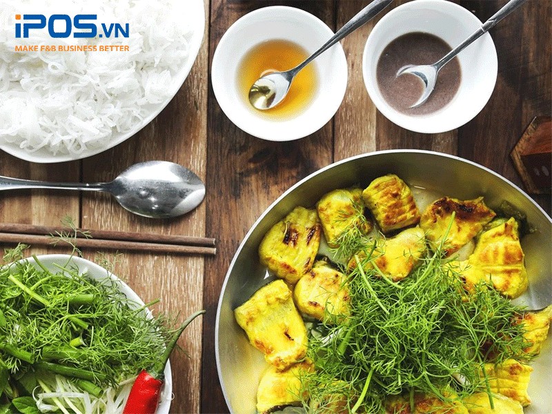Bát bún và cá chả cá lăng nướng trên chảo nóng hổi