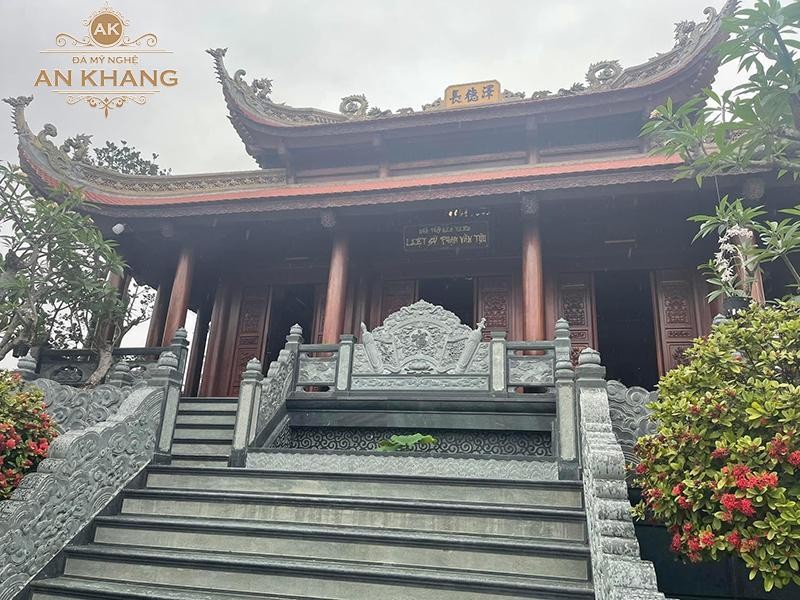 Nhà thờ họ đẹp được xây bằng đá tự nhiên và gỗ chất lượng cao