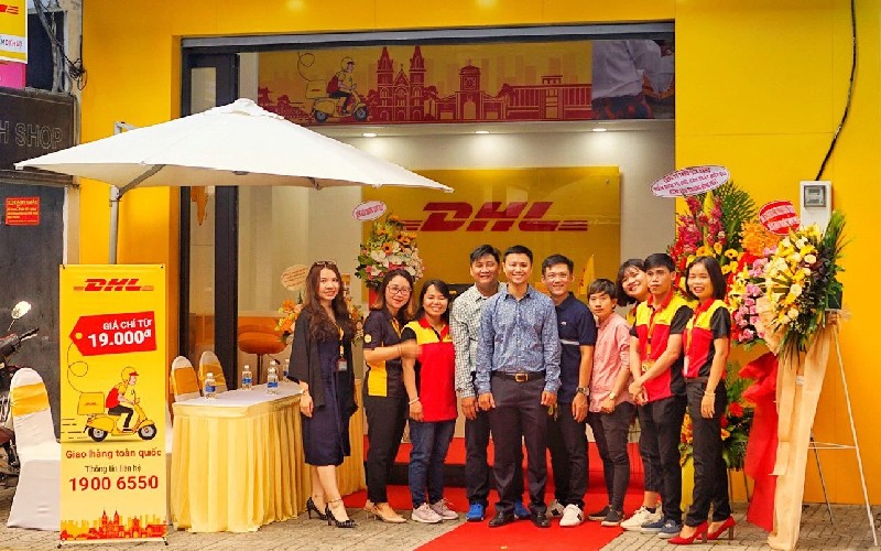Tàu container của DHL đang vận chuyển hàng hóa trên biển, biểu tượng của logistics toàn cầu