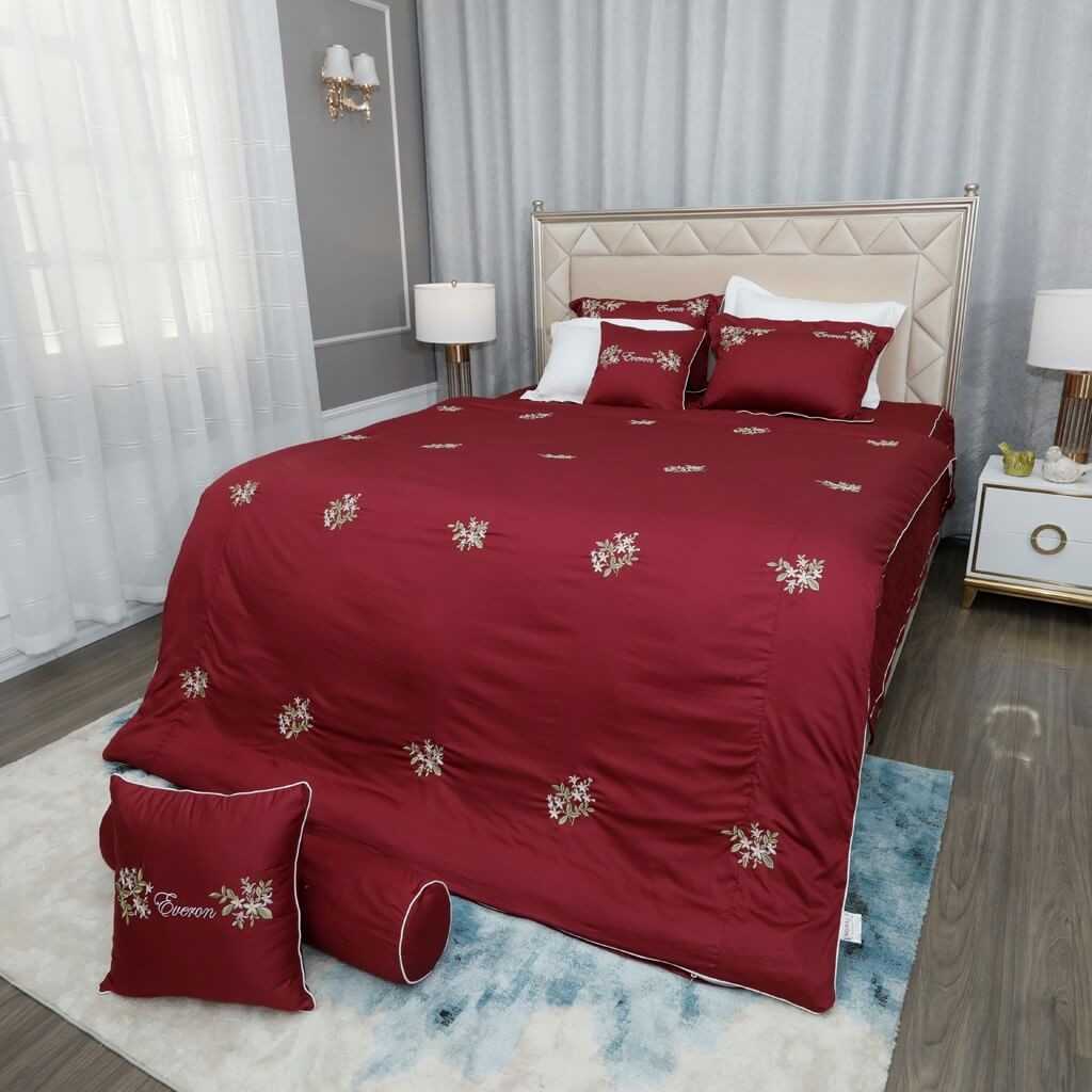 Bộ chăn ga gối màu đỏ chủ đạo trên giường ngủ