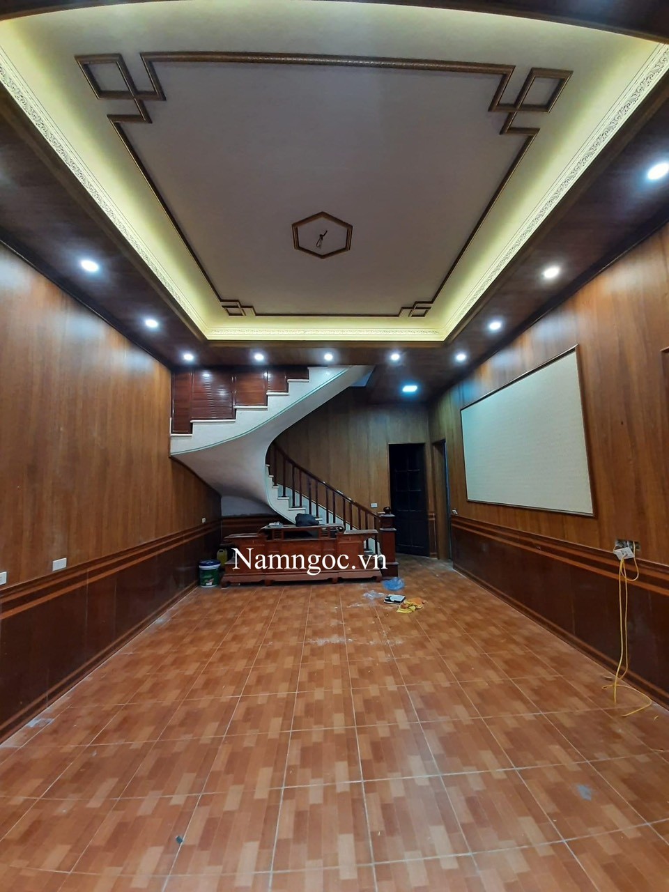 Phòng khách với tường ốp nhựa PVC giả gỗ