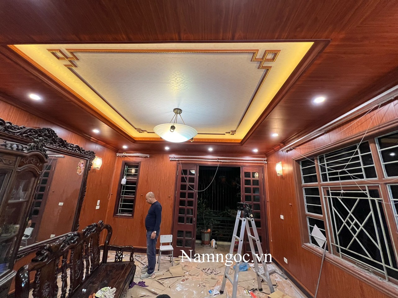 Phòng khách hiện đại với tường ốp nhựa PVC giả gỗ