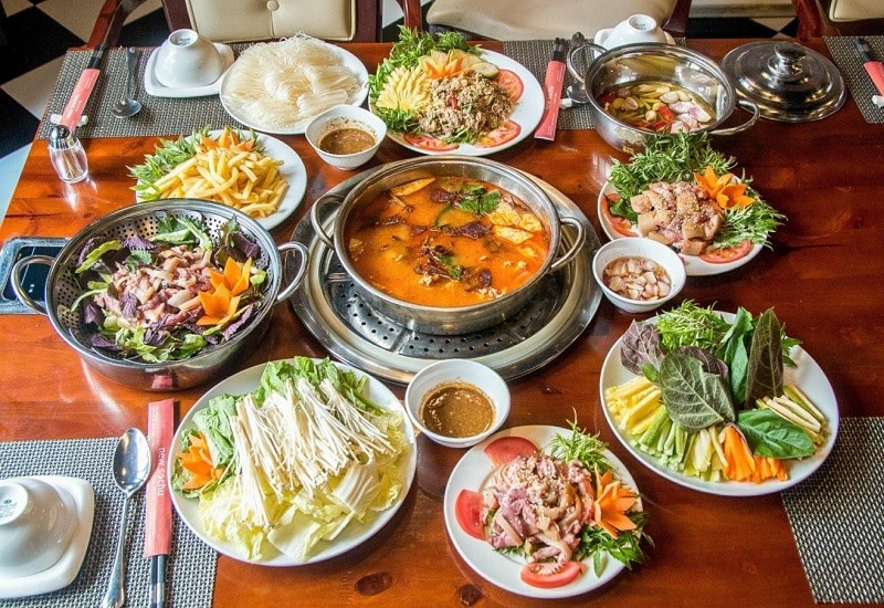 Bàn ăn bắt mắt tại quán Đại Ngàn