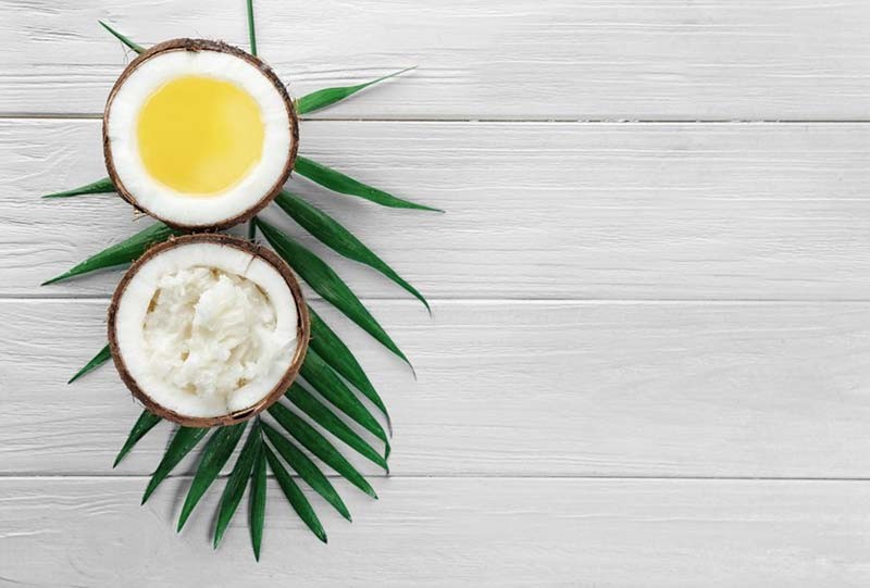 Thoa dầu dừa nguyên chất giúp làm mềm da, giảm viêm, ngăn ngừa nám, tàn nhang, chống lão hóa và bảo vệ da khỏi tia UV