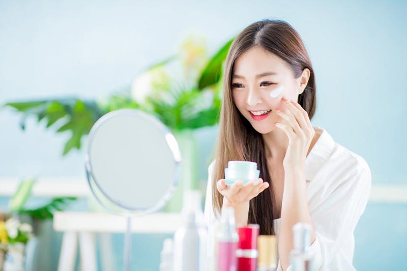 Thoa kem dưỡng ẩm để cấp nước cho da sau khi dùng mặt nạ dầu dừa