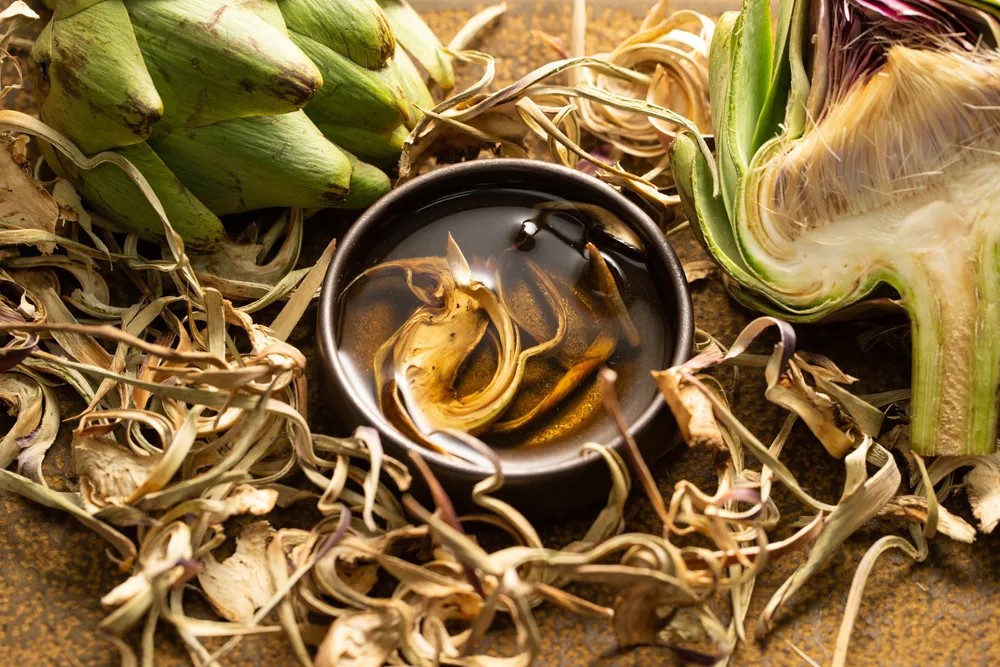 Một cốc trà atisô ấm nóng