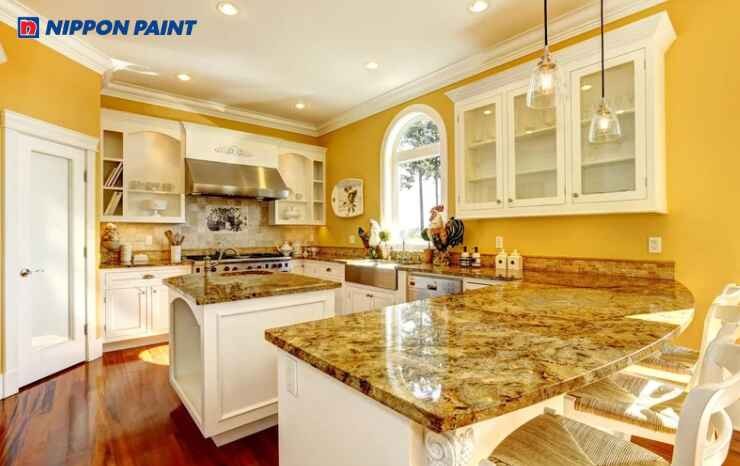 Không gian bếp với tường màu vàng tươi sáng và rực rỡ