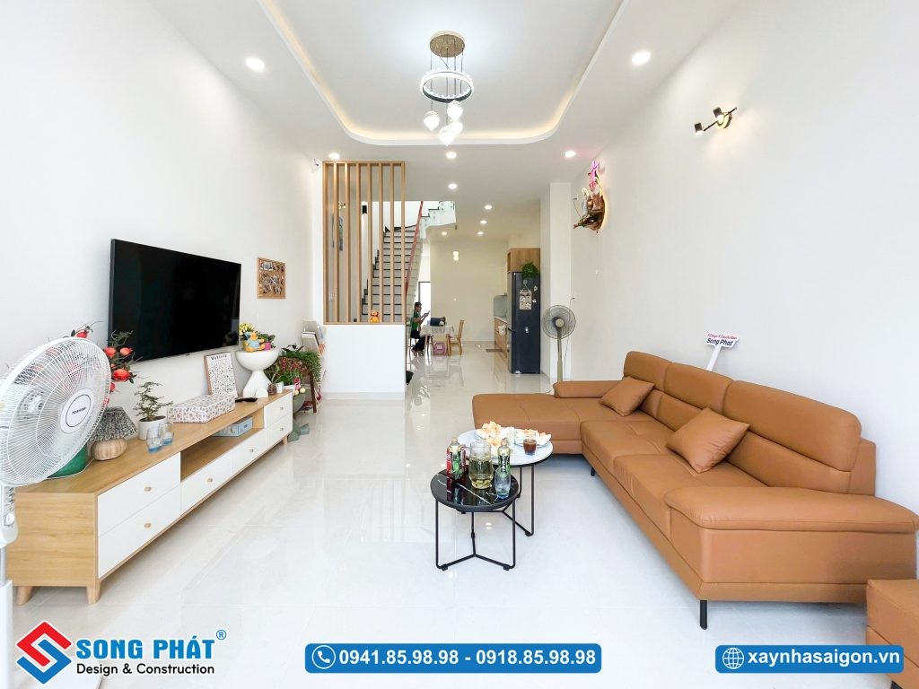 Không gian nội thất nhà ống 2 tầng thoáng đãng với ánh sáng tự nhiên