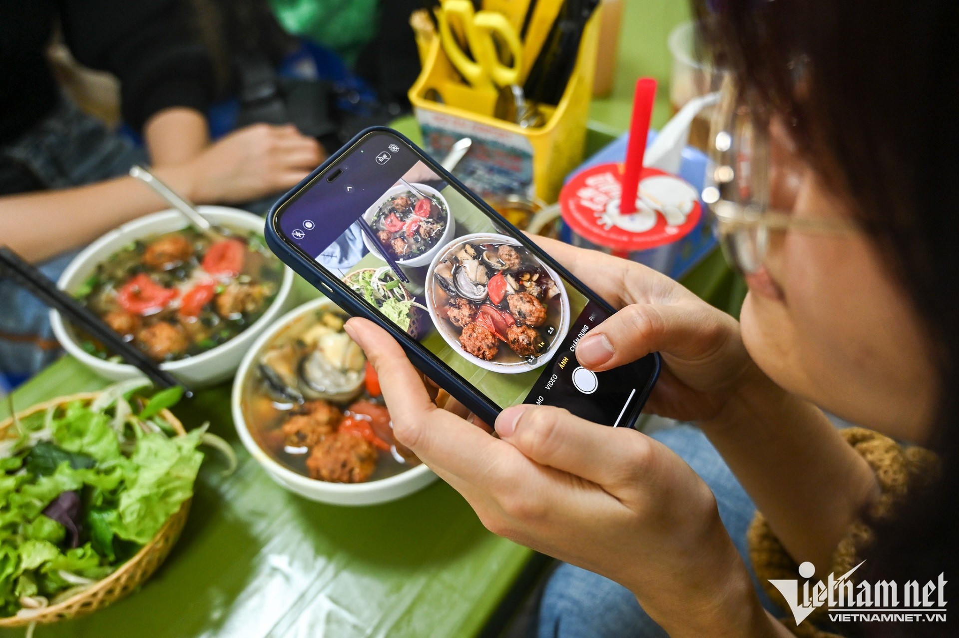 Một bát bún ốc nóng hổi với ốc béo, cà chua và rau thơm tại quán Cô Huệ