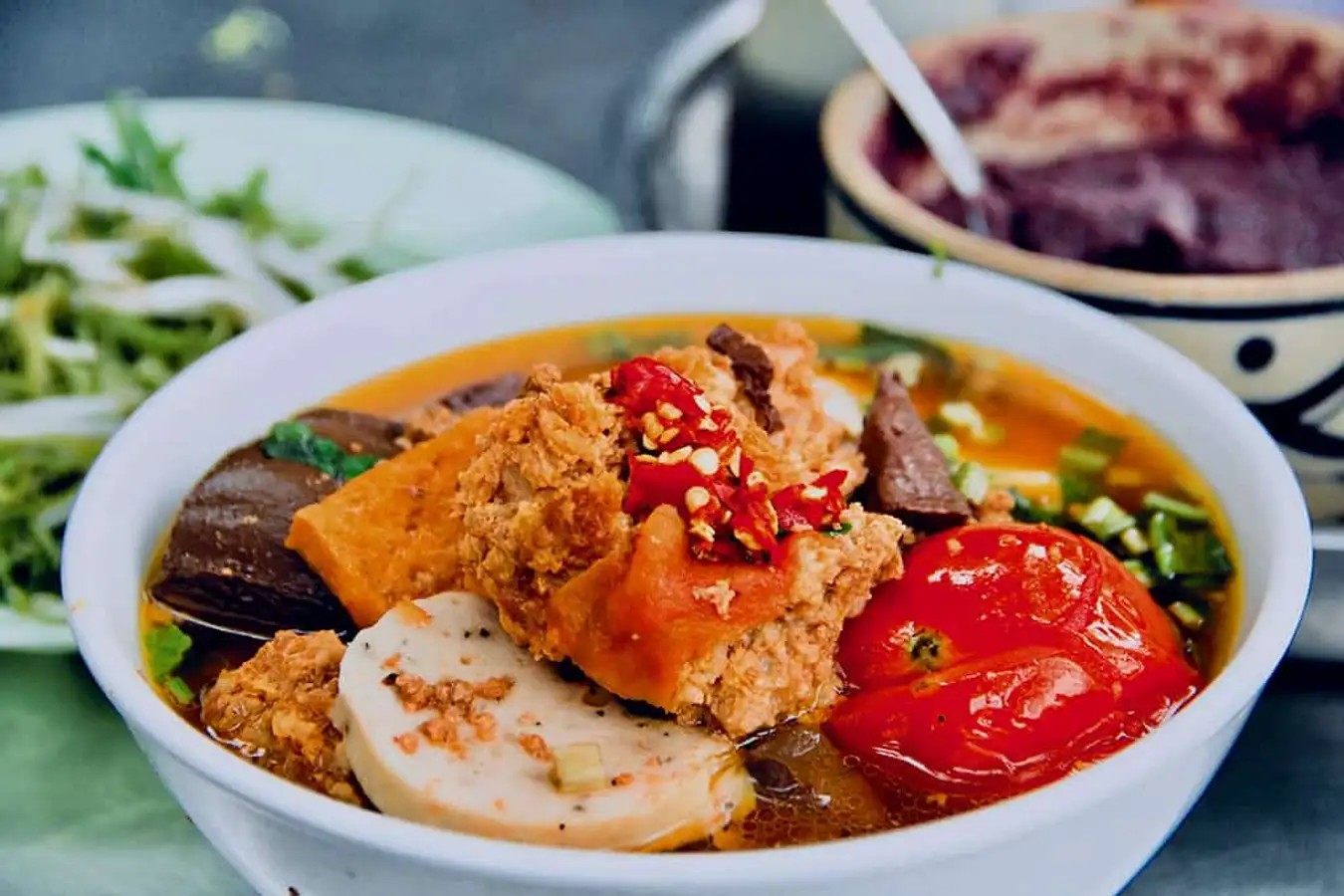 Một tô bún đầy ú ụ