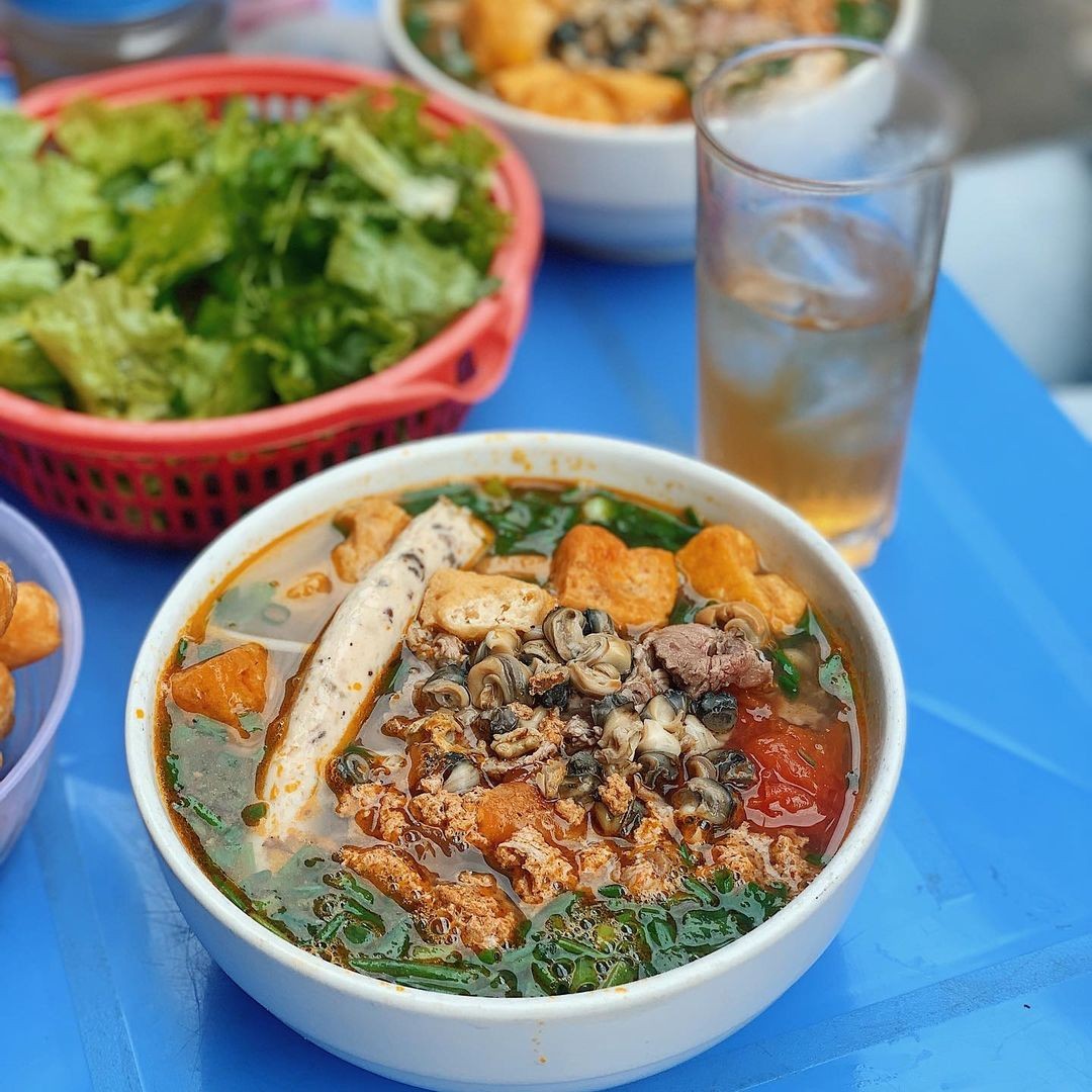 Bún riêu cua ốc Cô Thủy nhiều topping