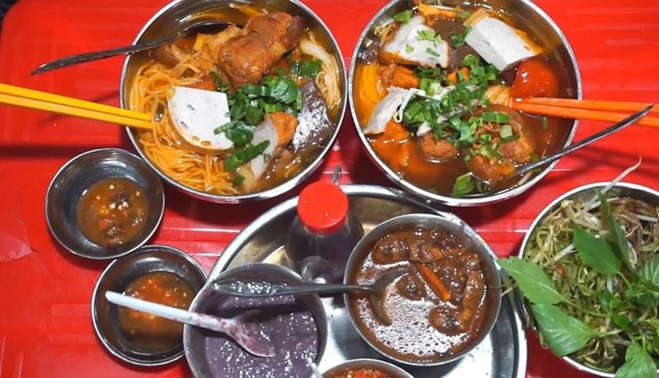 Bún riêu topping đầy ú ụ