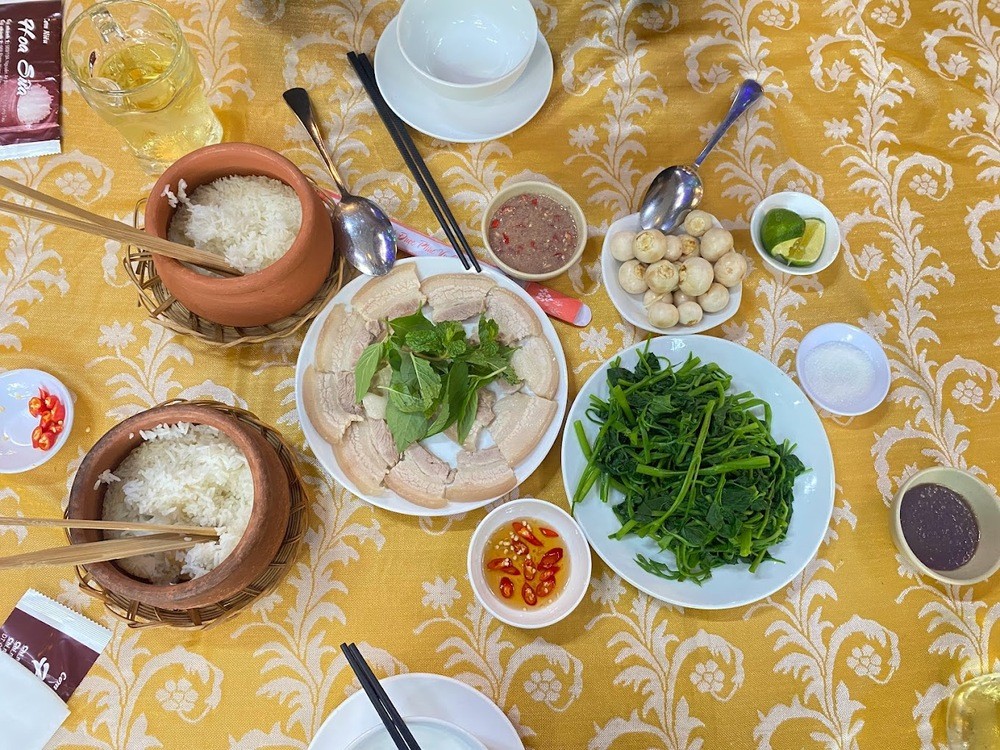 Mâm cơm dân dã, chuẩn cơm mẹ nấu tại quán Hoa Sữa