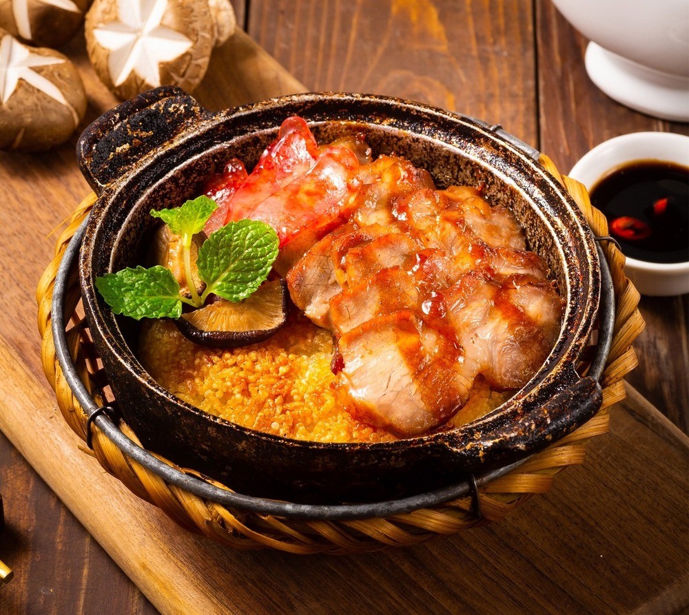 Niêu cơm vô cùng hấp dẫn tại quán cơm niêu Singapore Kombo