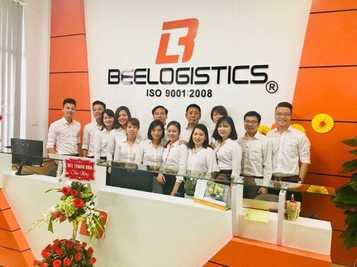 Đội ngũ nhân viên Bee Logistics tại văn phòng