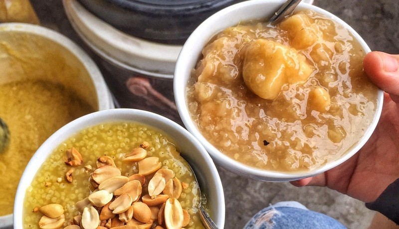 Mô tả hình ảnh: Chè kê là một trong những món ngon được chế biến từ hạt kê, đặt trong một bát nhỏ với muỗng