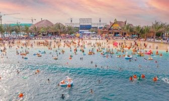 Du khách sẽ được thỏa thích tắm biển ngay tại Hà Nội