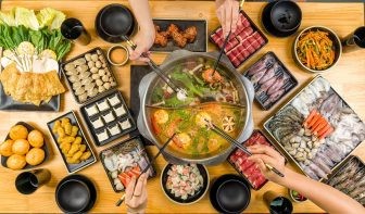 Nồi lẩu Thái sôi sục đầy ắp hải sản và rau xanh