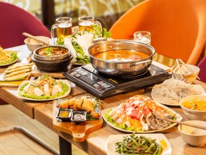 Nồi lẩu Thái đầy đặn với đủ loại topping được bày biện đẹp mắt