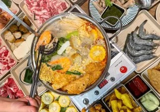 Không gian nhà hàng Bếp Thái Koh Yam với bàn ăn sạch sẽ