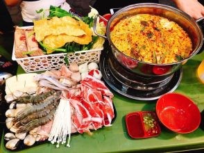 Nồi lẩu Thái Tomyum đầy ắp các loại thịt, hải sản và rau củ tươi