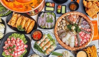 Bàn ăn lẩu Thái với nước dùng sôi sục và các món nhúng được bày biện đẹp mắt