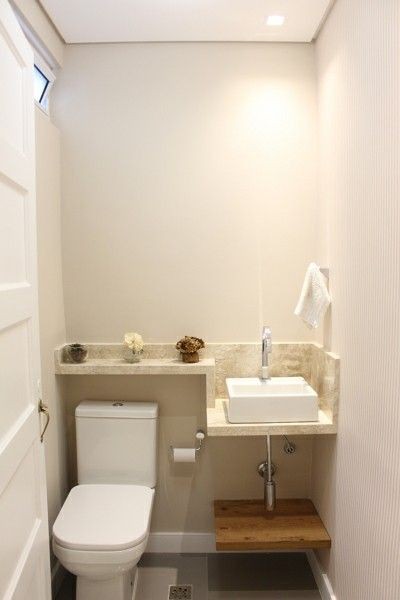 Tận dụng không gian phía trên két nước bồn cầu để làm kệ lưu trữ