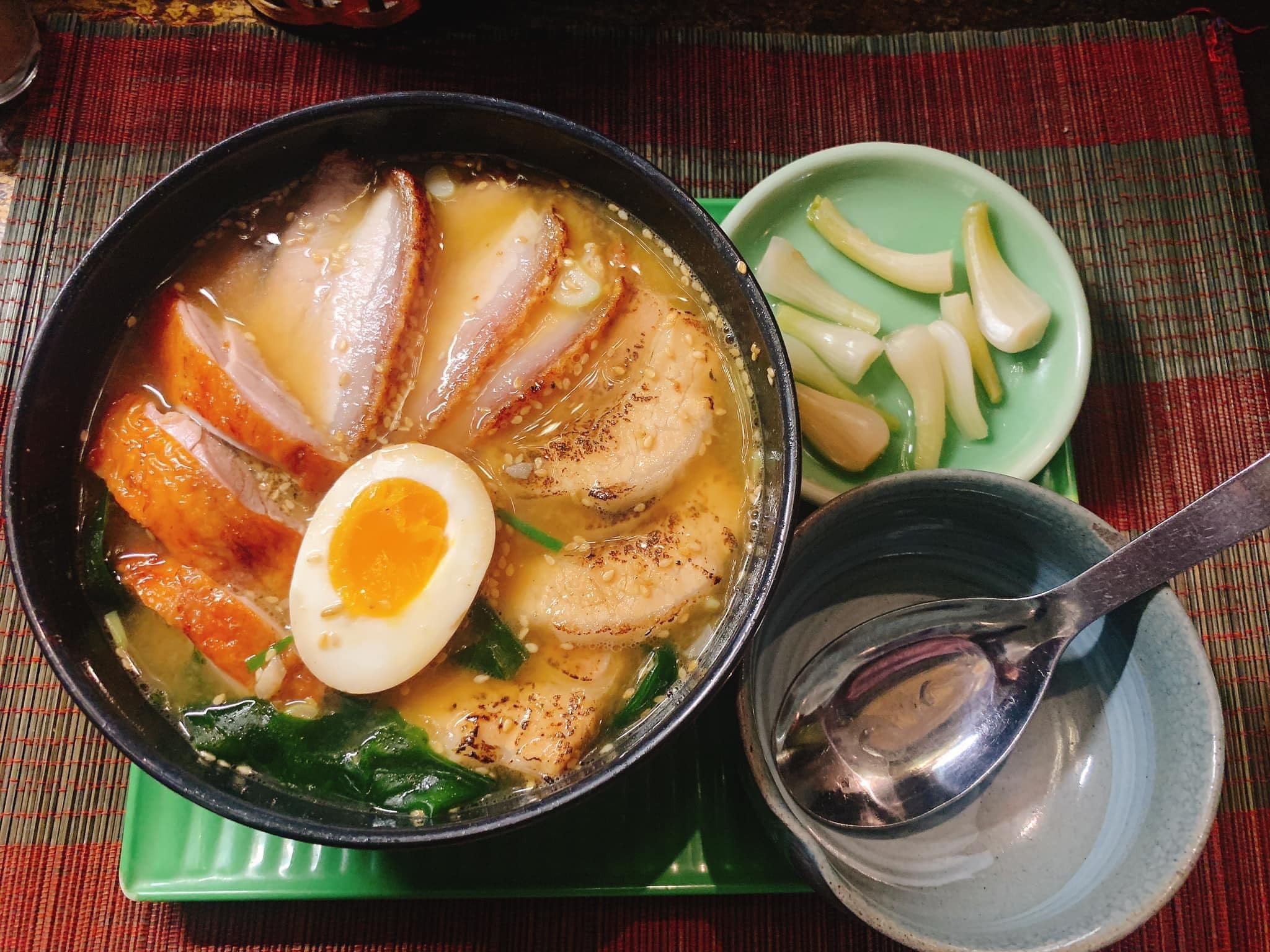 Tô mì ramen với phần topping hấp dẫn