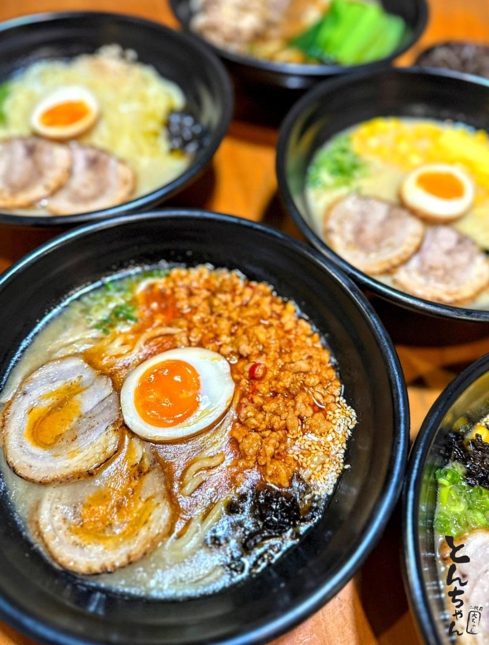 Bát mì ramen hấp dẫn với đầy đủ topping