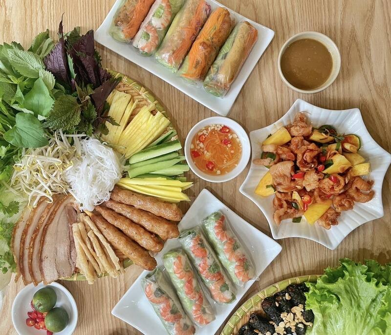 Set gỏi cuốn tôm thịt và nem nướng Nha Trang tại Cuốn Việt